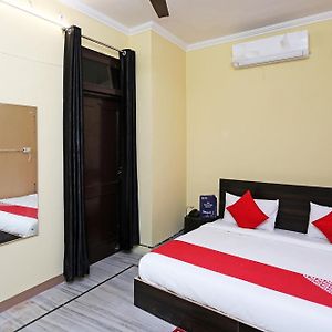 Hotel O Greenview Near Munshi Pulia Metro Station